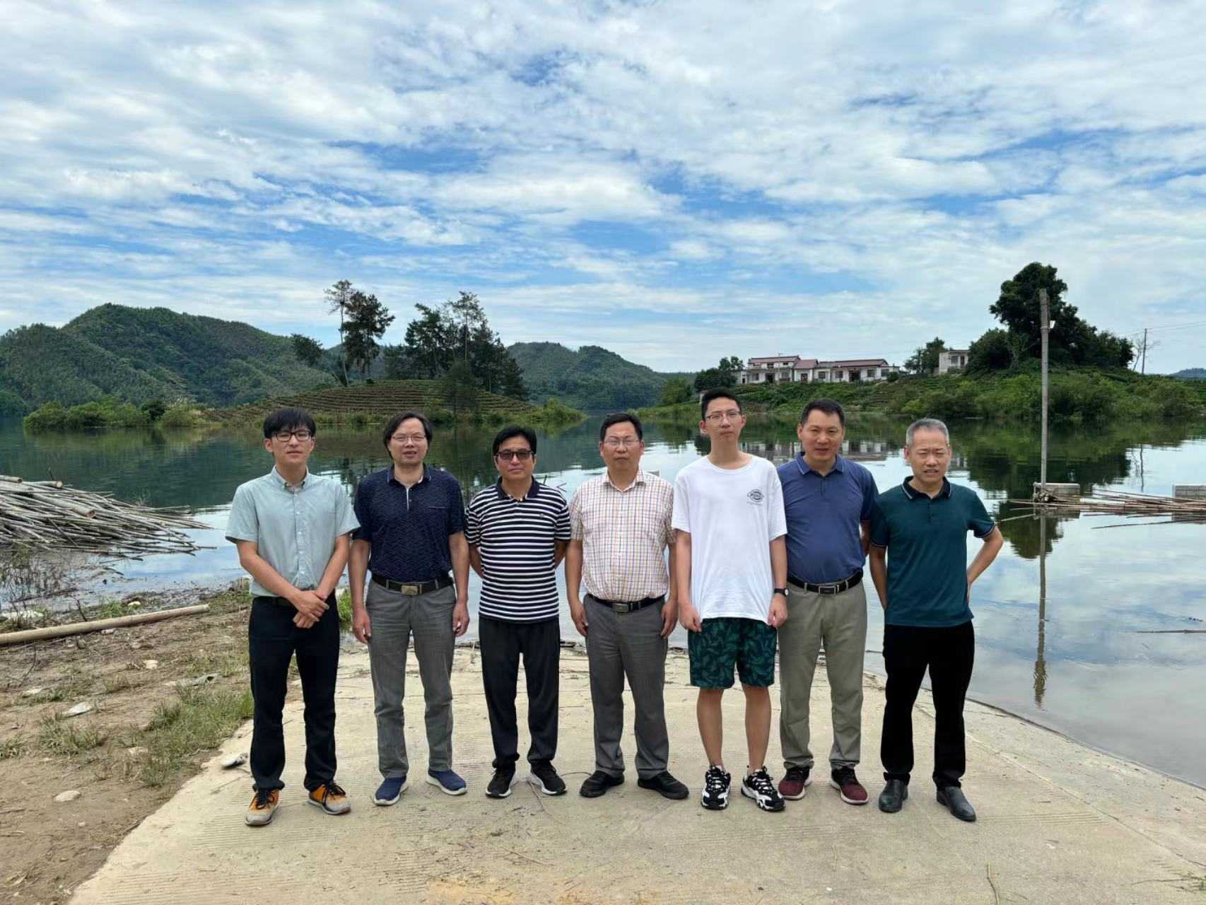 Profesores de la Universidad Forestal de Nanjing visitan una fábrica para explorar el desarrollo y la utilización de los recursos de bambú